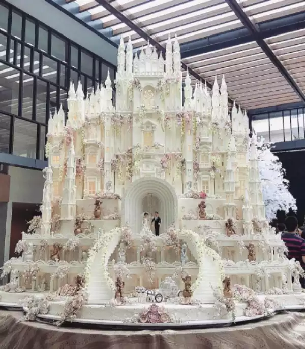 Checkout This Amazing Wedding Cake (Photos)
